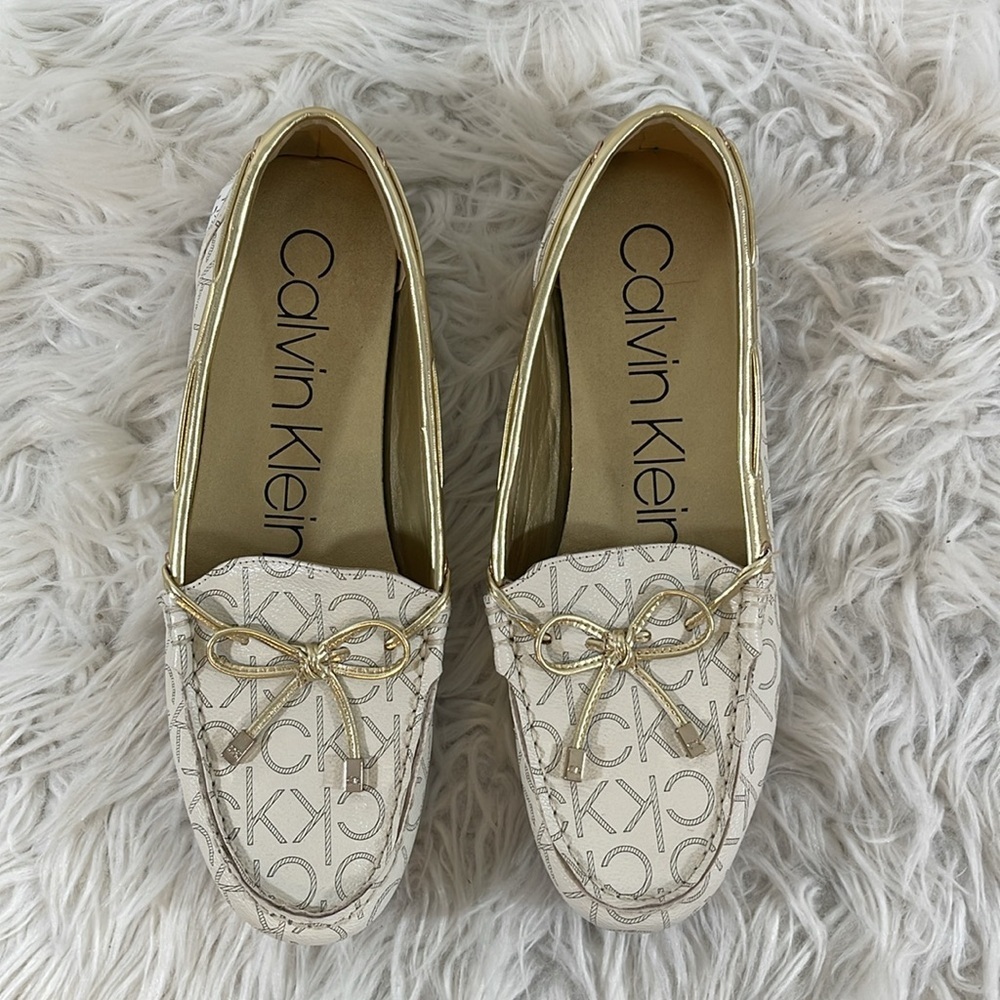 CALVIN KLEIN WOMEN’S MOCCASINS LAYA-T WHITE GOLD BOW CK LOGO SIZE 10 NEW - Picture 2 of 9